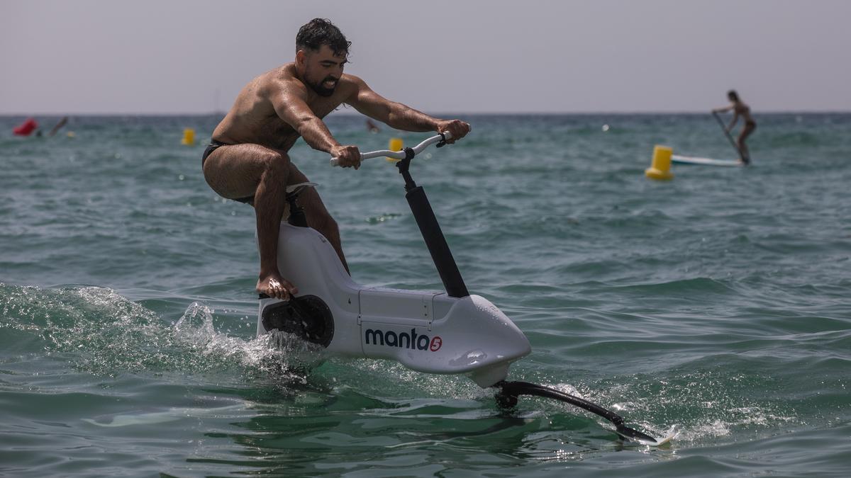 Adrià Mercader, gerente de Manta5.cat, pedaleando la hidrobici en la playa de Badalona.