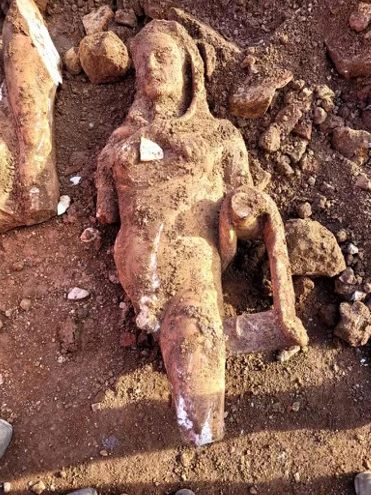 Una antigua estatua de mármol que representa a Hércules sorprendió a un grupo de arqueólogos que realizaba una excavación en el Parque Scott de Roma para reparar el alcantarillado en la zona sur de la ciudad, tras el hundimiento de una tubería. EFE/Parque Arqueológico Appia Antica