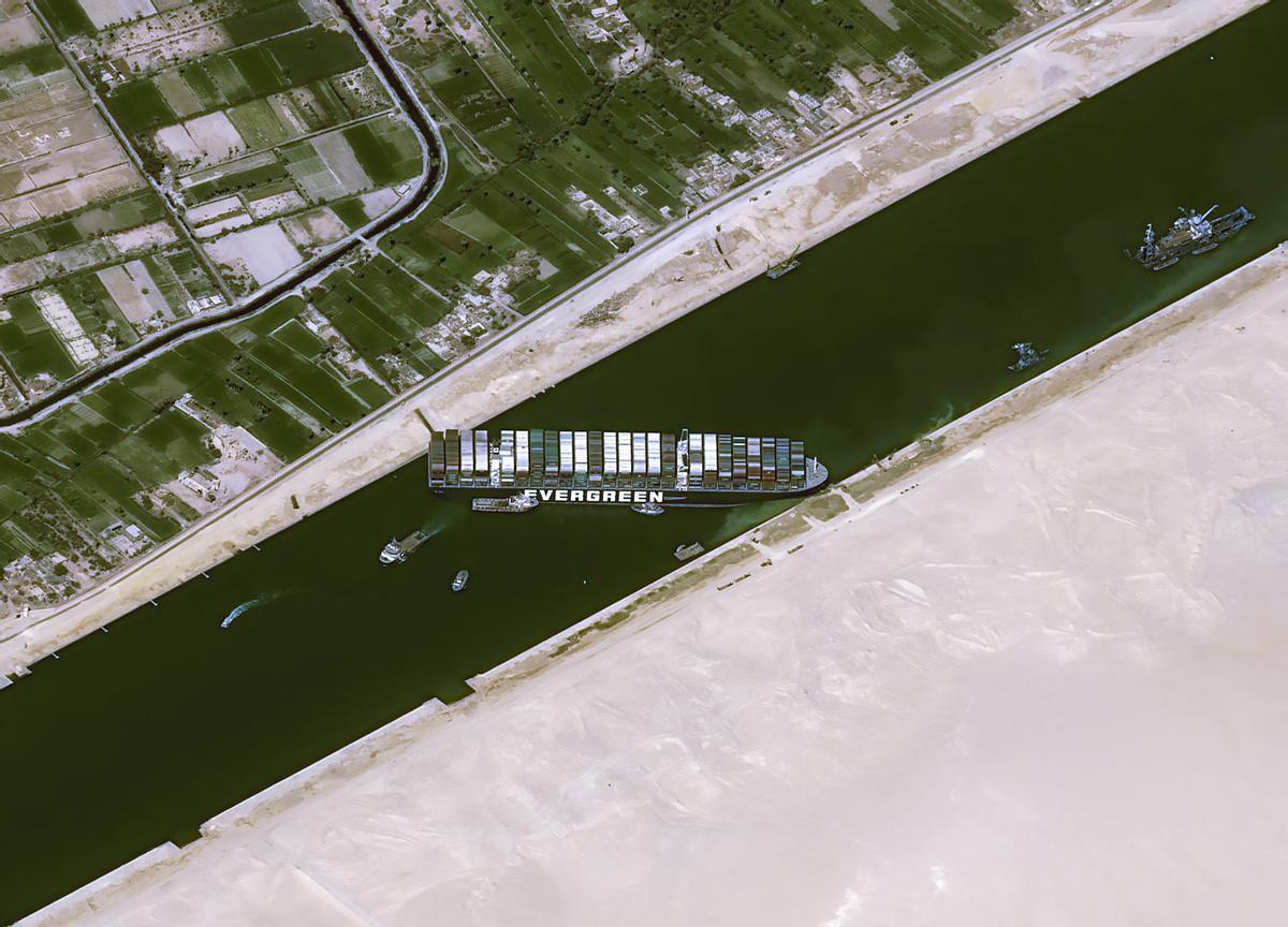 El bloqueo del canal de Suez amenaza el comercio internacional