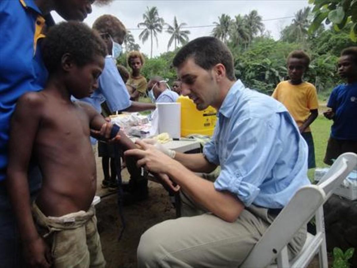 Oriol Mitjà, en Papúa-Nueva Guinea. Oriol Mitjà, en Papúa-Nueva Guinea.