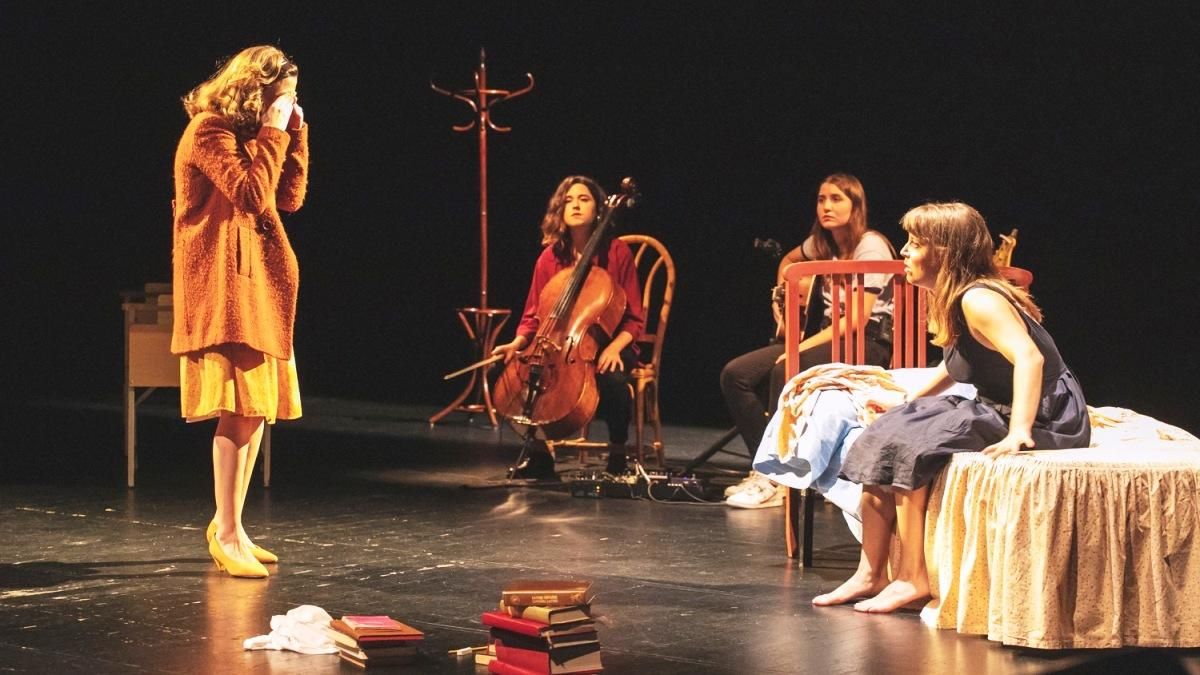 Una escena del musical dramático ’Una llum tímida’, con las dos actrices y las dos músicas. Una escena del musical dramático ’Una llum tímida’, con las dos actrices y las dos músicas.