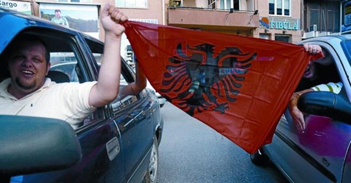 Ciutadans albanokosovars celebren a Pristina la sentència del Tribunal de l’Haia fent sonar els clàxons dels cotxes.