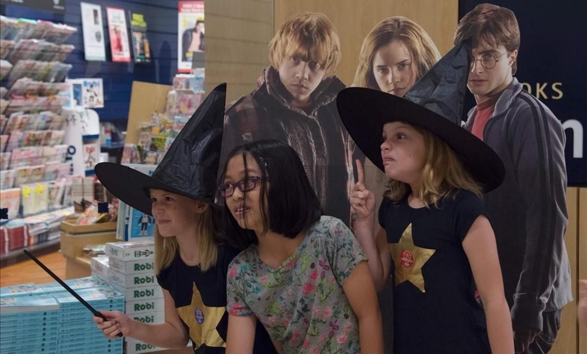 Fans de Harry Potter, la noche del sábado al domingo en Singapur, celebrando el lanzamiento mundial del nuevo libro de la saga del niño mago. Fans de Harry Potter, la noche del sábado al domingo en Singapur, celebrando el lanzamiento mundial del nuevo libro de la saga del niño mago.