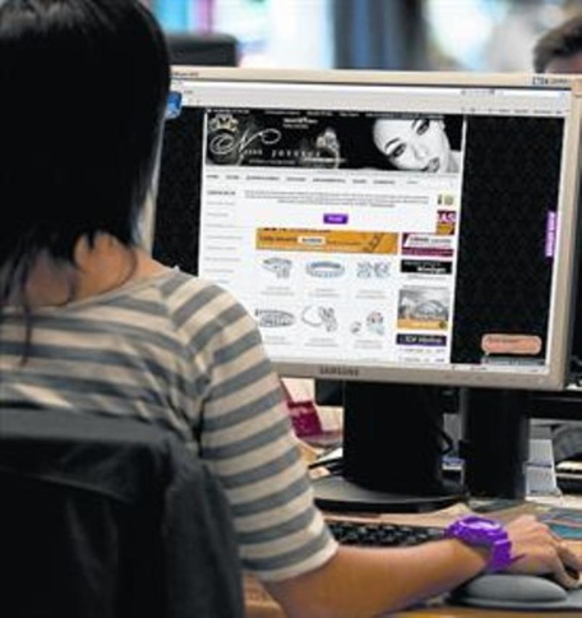 Una usuaria visita la web de la empresa sancionada. Una usuaria visita la web de la empresa sancionada.