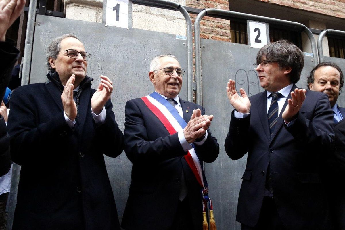 Torra y Puigdemont, con el alcalde de Perpinyà, Jean-Marc Pujol, este sábado. Torra y Puigdemont, con el alcalde de Perpinyà, Jean-Marc Pujol, este sábado.