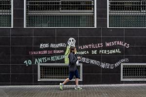 ’El grito’ de Munch, en versión huelga educativa, en el Institut Maragall de Barcelona