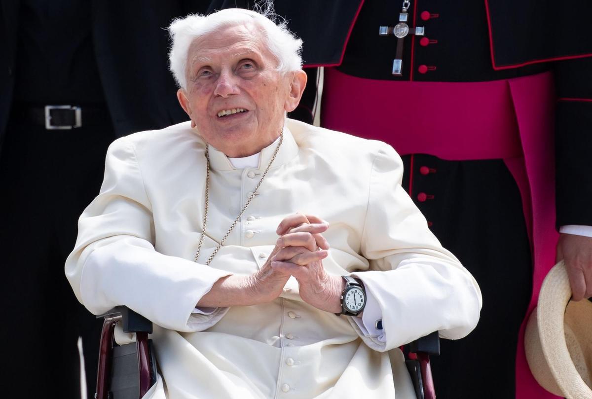 Benedicto XVI muy enfermo | El Papa Francisco pide orar por Benedicto XVI  que "está muy enfermo"