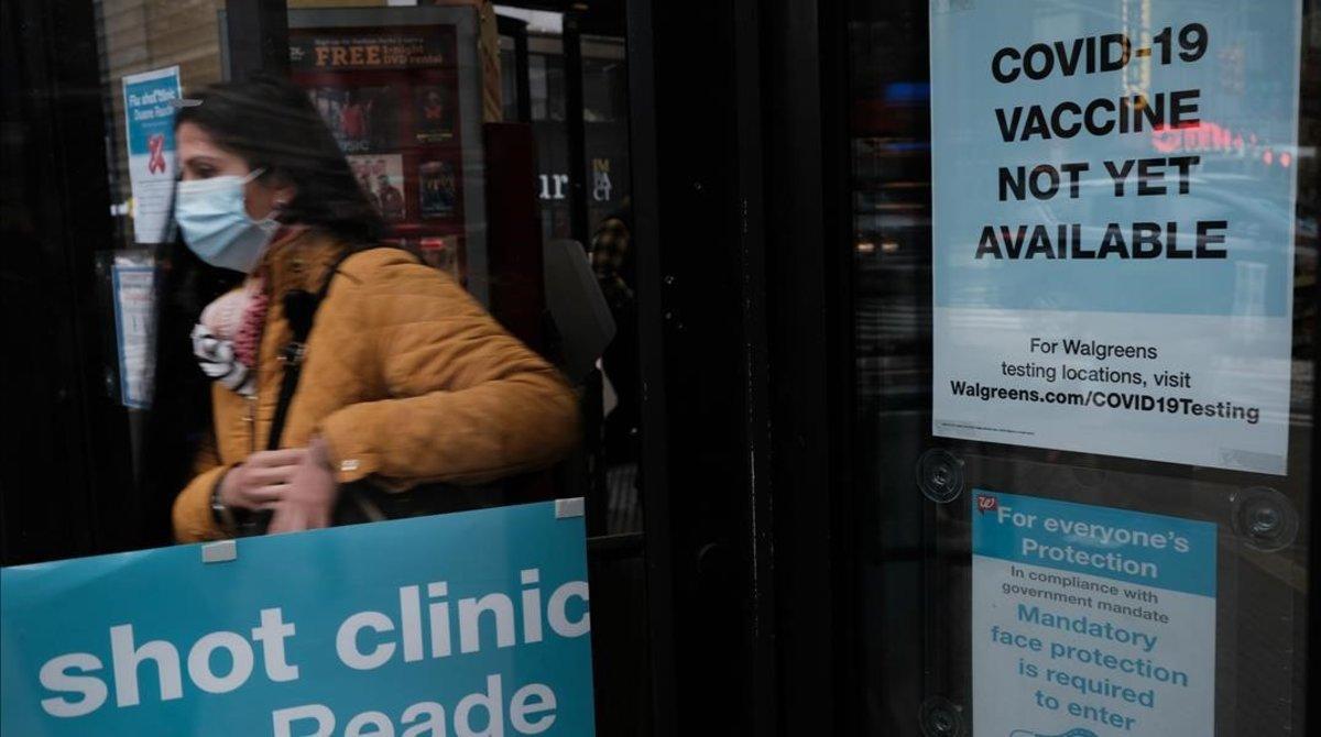 Carteles pidiendo el uso de mascarilla en una farmacia de Nueva York.