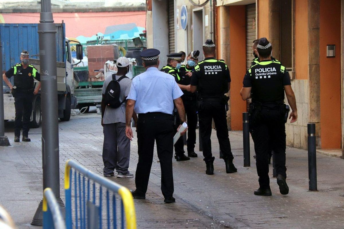 Miembros de la Guardia Urbana de Tarragona, durante el desalojo del bloque ocupado en el barrio del Serrallo, este jueves. Miembros de la Guardia Urbana de Tarragona, durante el desalojo del bloque ocupado en el barrio del Serrallo, este jueves.