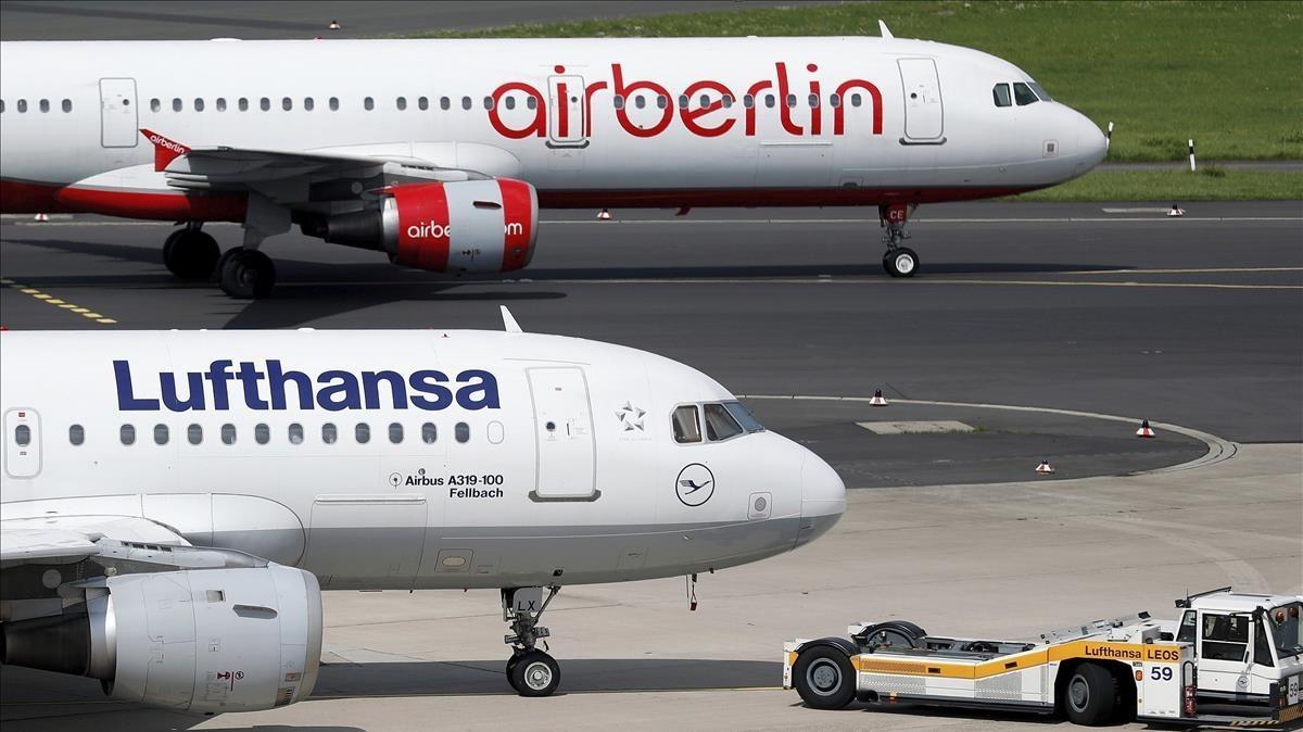 Foto de archivo de un avión de la aerolínea Lufthansa y otro de Air Berlin en el aeropuerto de Dusseldorf.