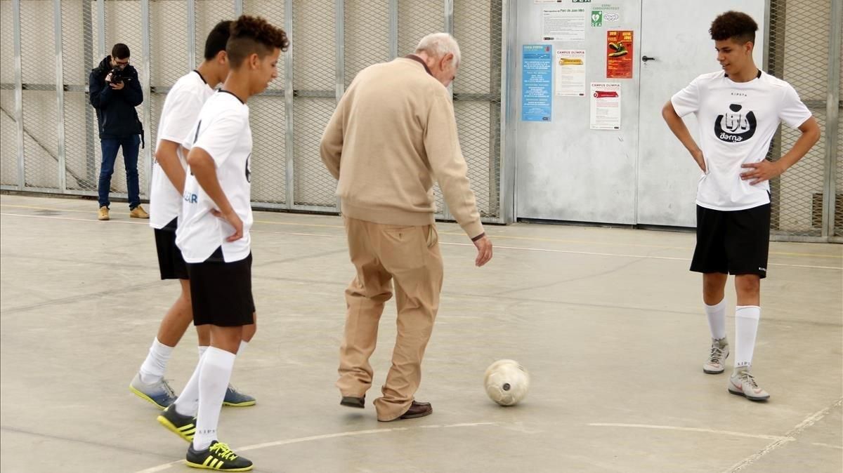 El alcaldable de ERC en Barcelona, Ernest Maragall, juega un partido de fútbol con menas El alcaldable de ERC en Barcelona, Ernest Maragall, juega un partido de fútbol con menas