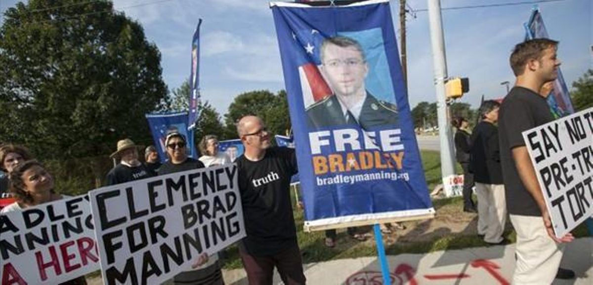 Varias personas se manifiestan en favor del soldado Manning, este miércoles en Fort Meade. Varias personas se manifiestan en favor del soldado Manning, este miércoles en Fort Meade.