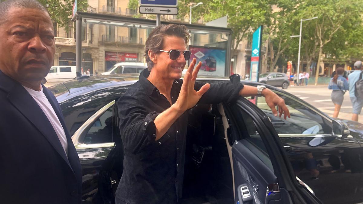 Tom Cruise , el actor norteamericano, se deja fotografiar al salir de un hotel Mandarín del paseo de Gràcia de Barcelona.