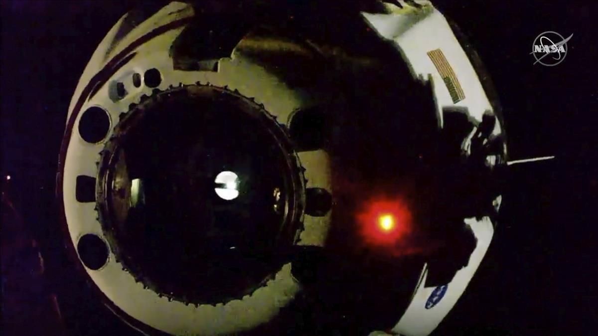 Los primeros astronautas de Estados Unidos que viajaron a la Estación Espacial Internacional (ISS) en una nave estadounidense en una década partieron este sábado en la cápsula SpaceX camino a la tierra . Los primeros astronautas de Estados Unidos que viajaron a la Estación Espacial Internacional (ISS) en una nave estadounidense en una década partieron este sábado en la cápsula SpaceX camino a la tierra .
