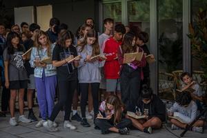 Alumnos del instituto Angeleta Ferrer de Barcelona, centro de innovación educativa y formación docente en STEAM, toman nota durante la rueda de prensa de inauguración de centro, hace unos días.