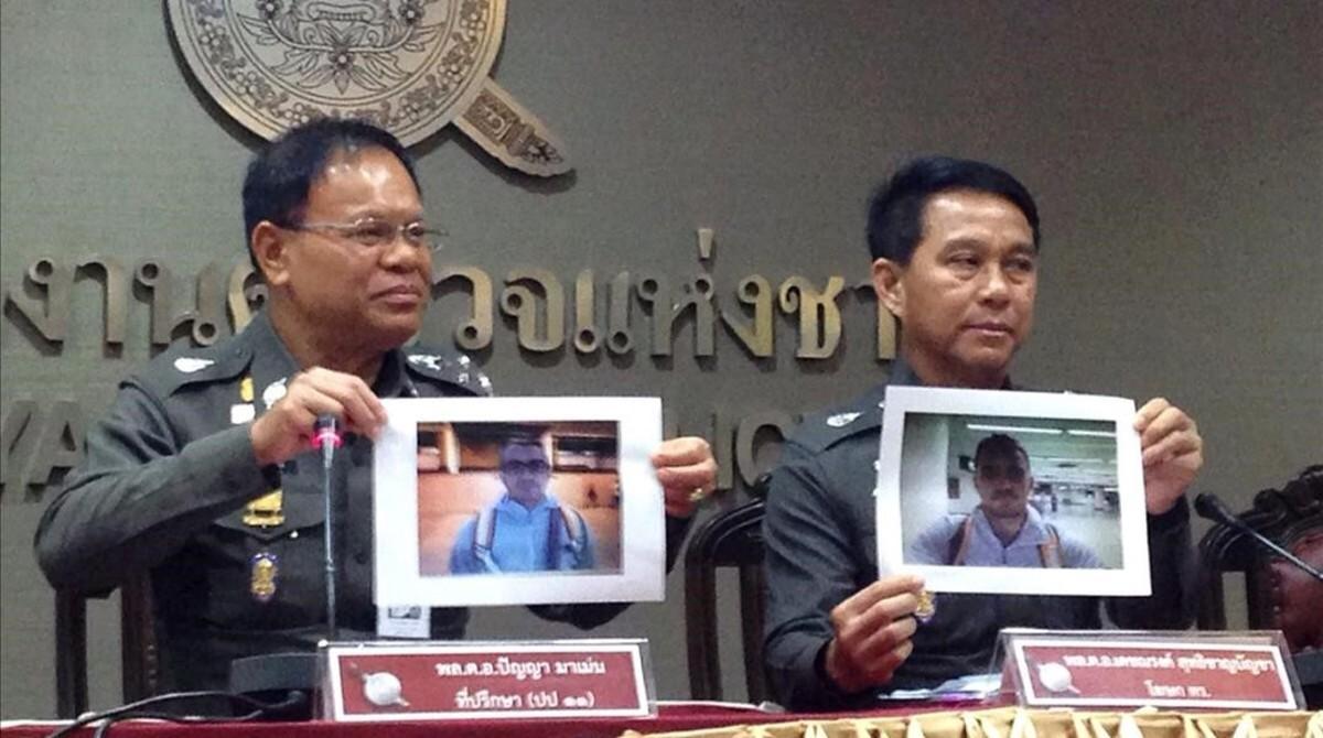 Agentes tailandeses muestran fotos de Artur Segarra durante una rueda de prensa para informar de la investigación del crimen de David Bernat, en Bangkok, el 5 de febrero.
