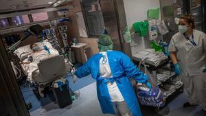 Cuidados a una paciente en la UCI de enfermos de covid del Hospital Vall d’Hebron de Barcelona.