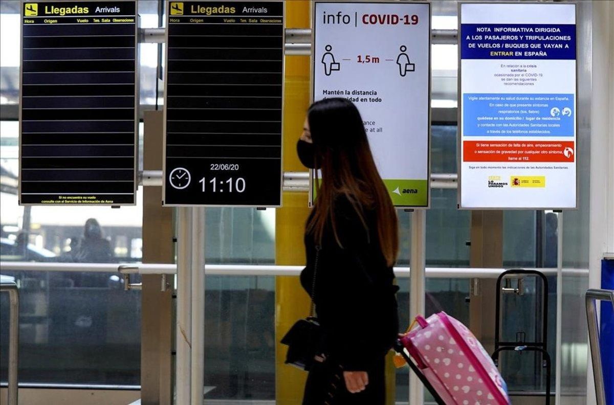 La T4 del aeropuerto Adolfo Suárez Madrid-Barajas el primer día laborable tras la finalización del estado de alarma. La T4 del aeropuerto Adolfo Suárez Madrid-Barajas el primer día laborable tras la finalización del estado de alarma.