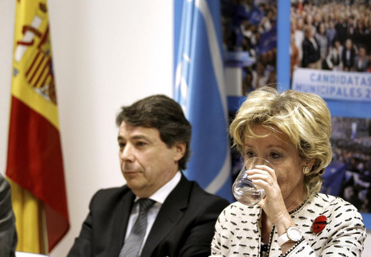 Esperanza Aguirre, junto al vicepresidente de la Comunidad, Ignacio González, este miércoles, durante la reunión del comité de dirección del PP de Madrid.
