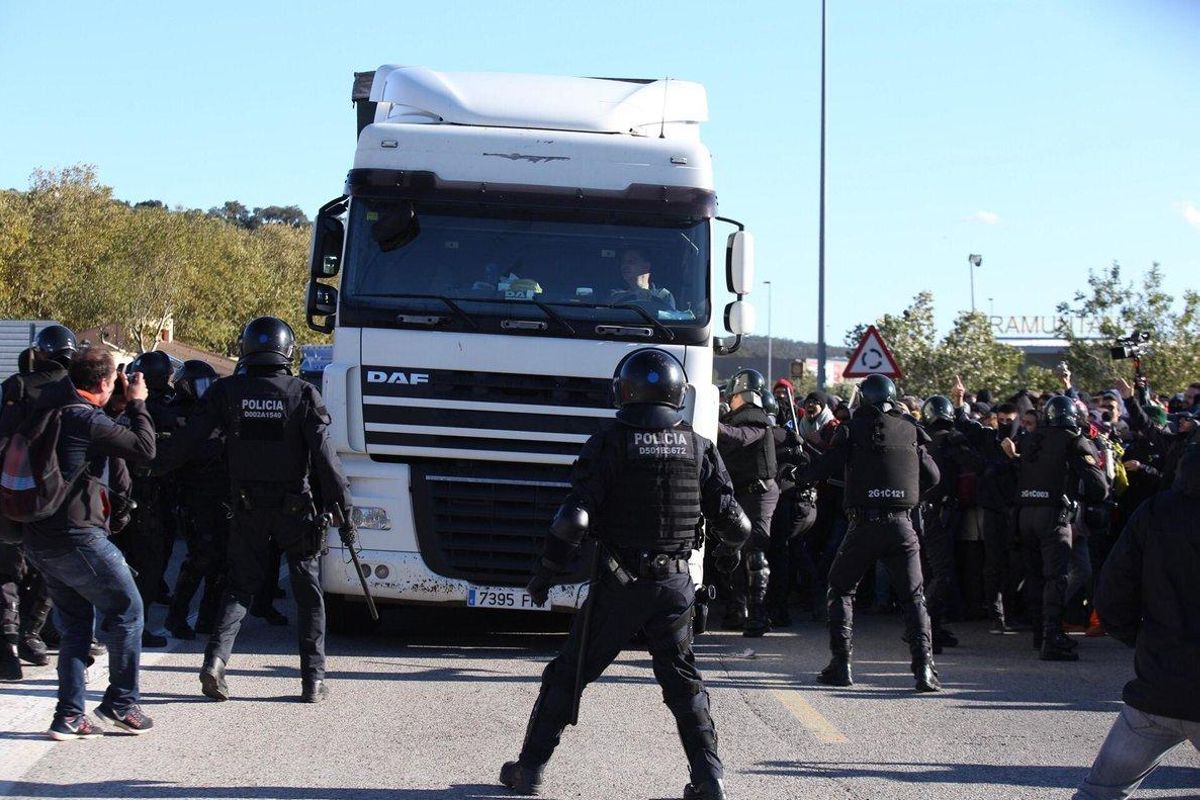 Un camionero intenta atropellar a los concentrados en la N-2. Un camionero intenta atropellar a los concentrados en la N-2.