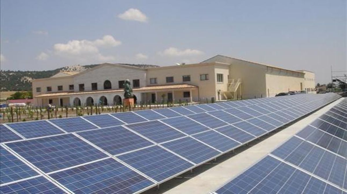 Paneles fotovoltaicos en unas bodegas. Paneles fotovoltaicos en unas bodegas.