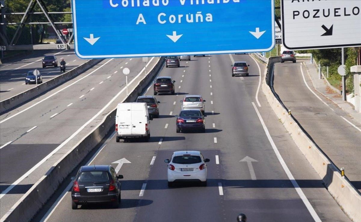 Salida de Madrid por la A-6, durante la mañana de este viernes. Salida de Madrid por la A-6, durante la mañana de este viernes.