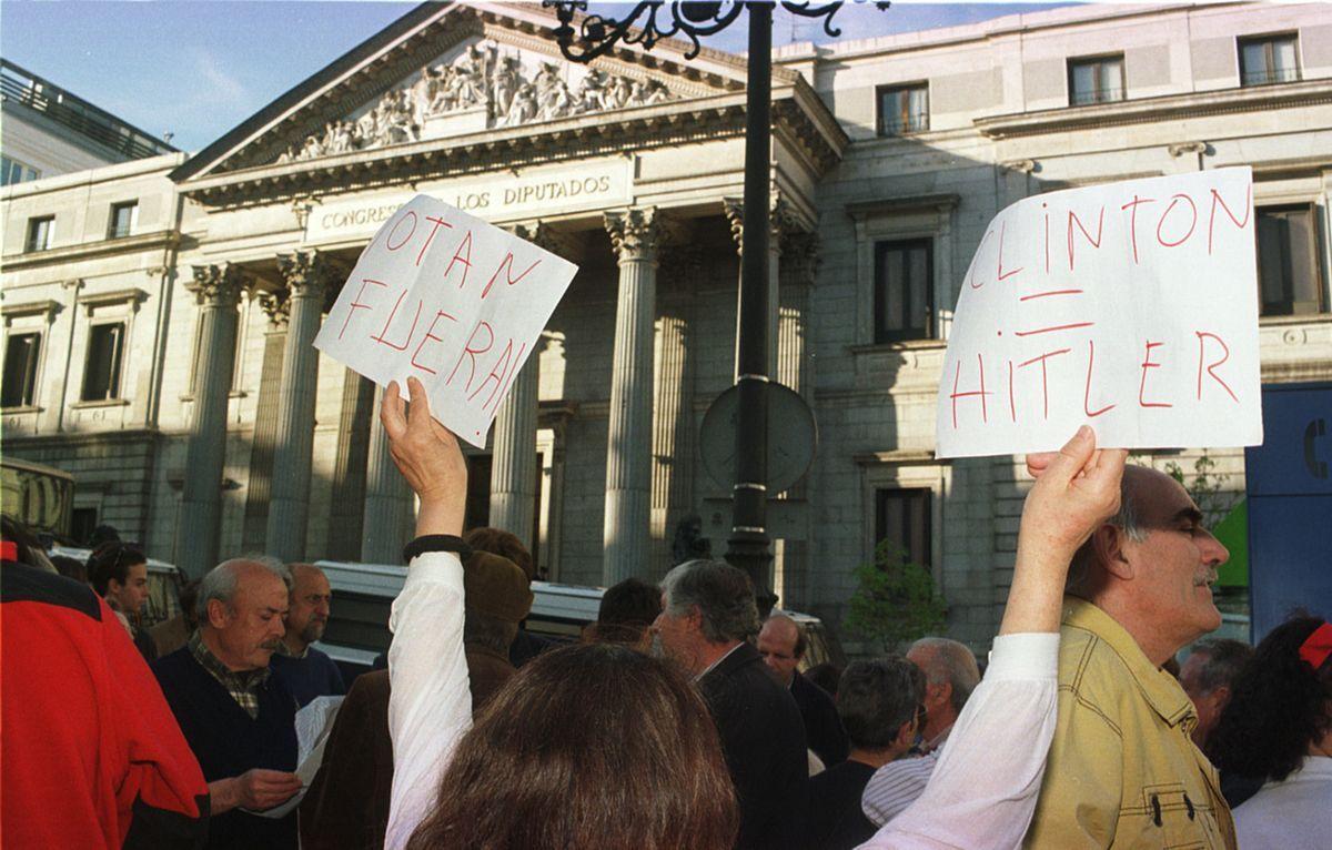 Manifestación contra la OTAN frente al Congreso de los Diputados, en abril de 2001.
