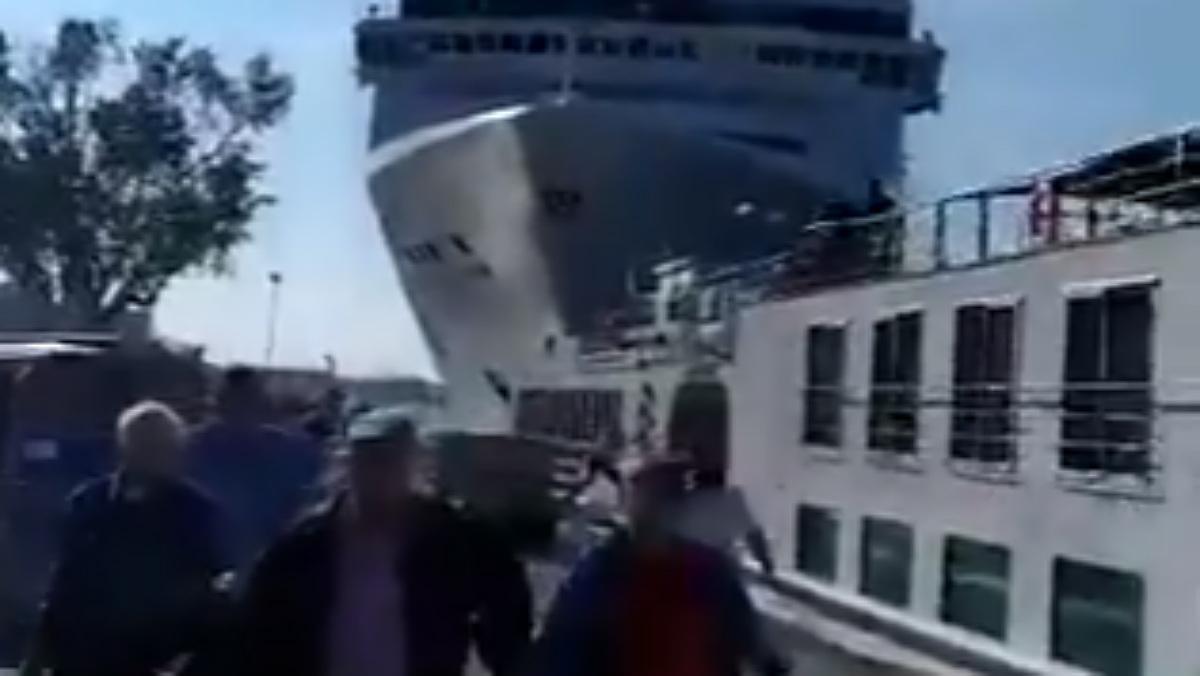 Un crucero de MSC choca con un barco en un canal de Venecia.