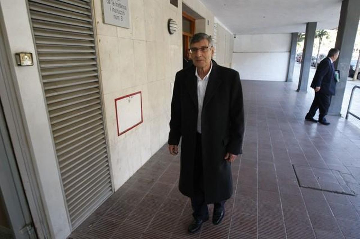 El exalcalde de Castelldefels, Agustin Marina, entrando en los juzgados de Gavà, donde ha sido citado a declarar por un presunto fraude. El exalcalde de Castelldefels, Agustin Marina, entrando en los juzgados de Gavà, donde ha sido citado a declarar por un presunto fraude.
