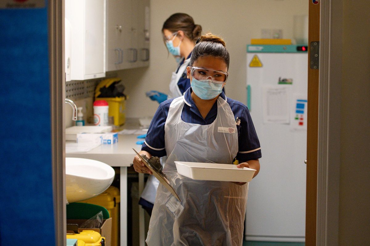 Mary Parsons, la enfermera que ha puesto la primera vacuna de Pfizer en el Reino Unido. Mary Parsons, la enfermera que ha puesto la primera vacuna de Pfizer en el Reino Unido.