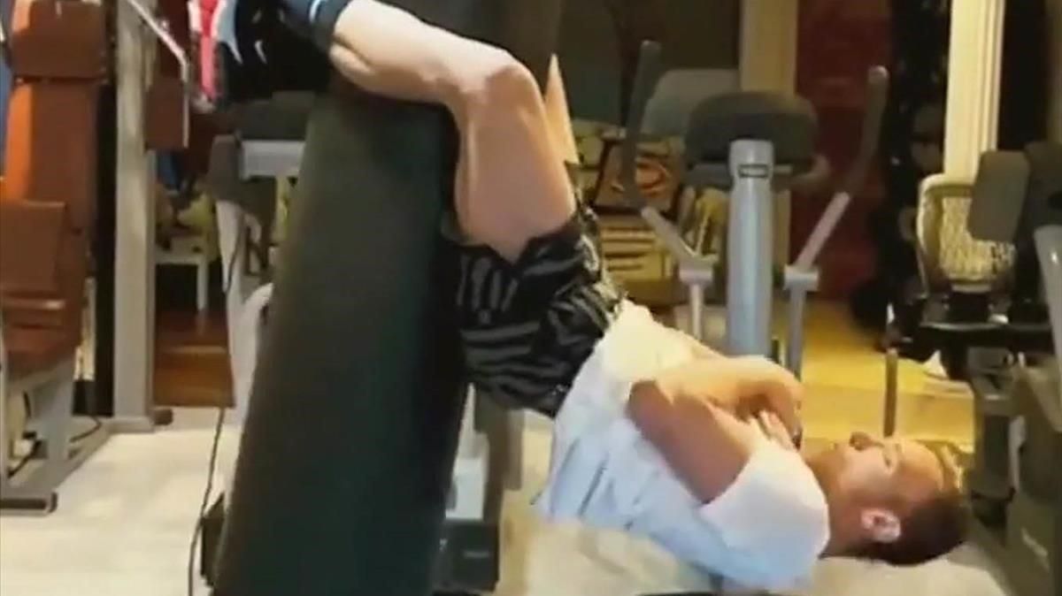 Arthur Melo se entrena en el gimnasio de su casa. Arthur Melo se entrena en el gimnasio de su casa.