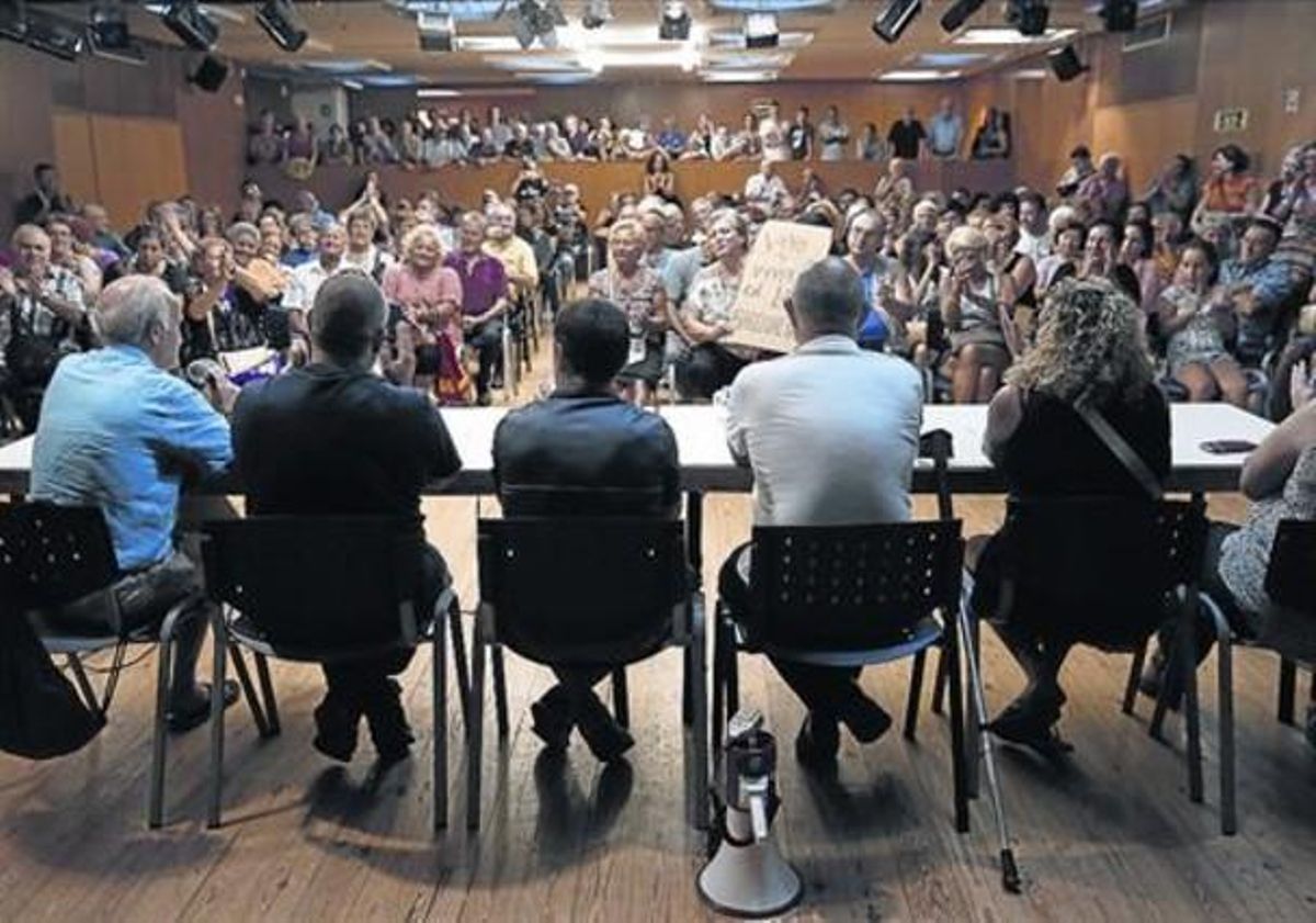 Asamblea de vecinos de la Barceloneta que decidió, anoche, seguir las protestas contra los pisos turísticos. Asamblea de vecinos de la Barceloneta que decidió, anoche, seguir las protestas contra los pisos turísticos.
