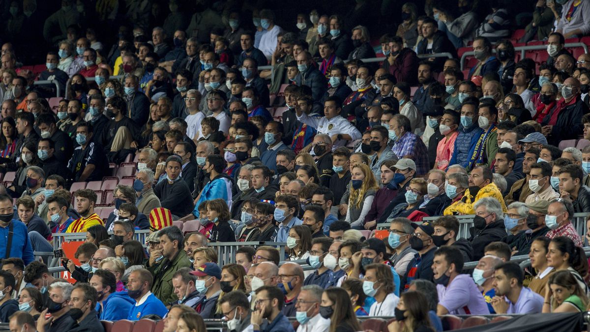 Público en las gradas del Camp Nou. Público en las gradas del Camp Nou.
