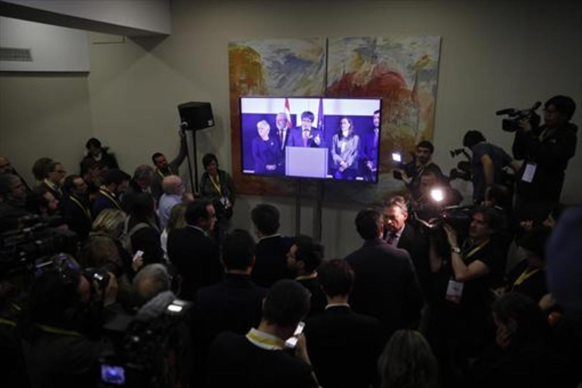 A distancia 8Seguimiento de la rueda de prensa de Carles Puigdemont desde la sede de JxCat, el 21-D. A distancia 8Seguimiento de la rueda de prensa de Carles Puigdemont desde la sede de JxCat, el 21-D.