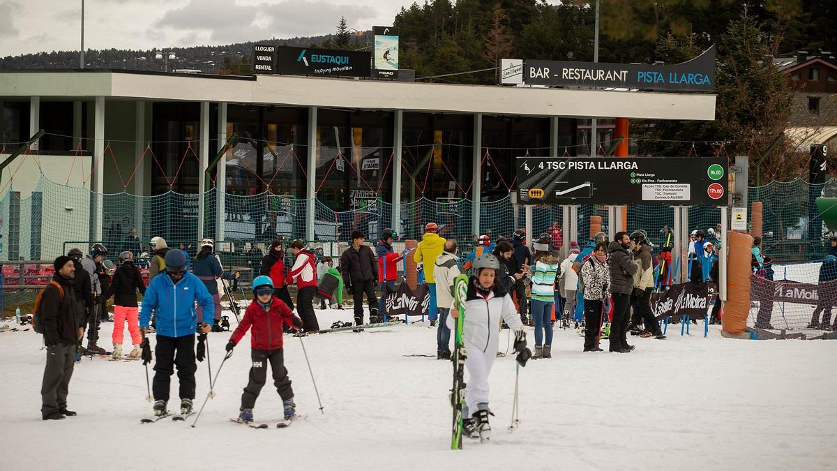 Esquiadores en la estación de La Molina, el pasado 8 de diciembre de 2022. 