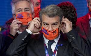 Joan Laporta, con una mascarilla de color naranja con el número 14, en claro homenaje a la figura de Johan Cruyff, tras su victoria en las elecciones a la presidencia del FC Barcelona.