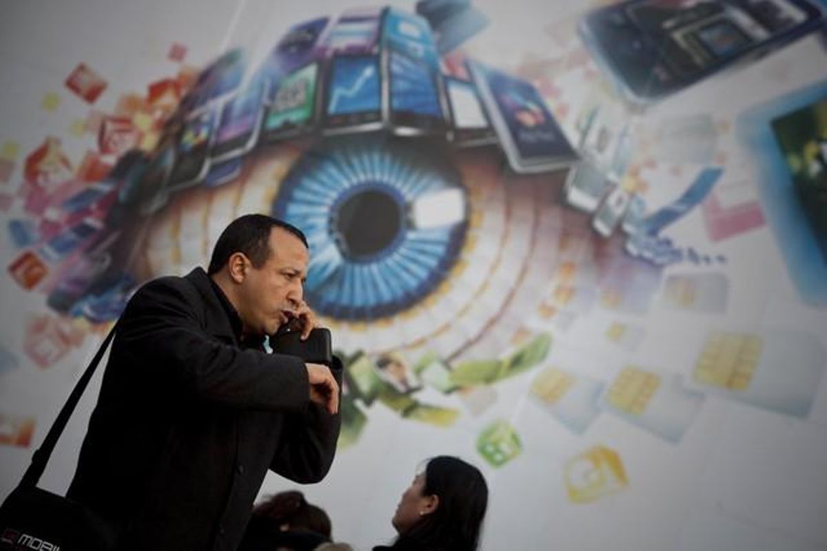 Un asistente al Mobile World Congress habla por teléfono, el pasado lunes, en Barcelona. Un asistente al Mobile World Congress habla por teléfono, el pasado lunes, en Barcelona.