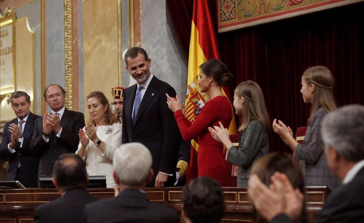 Felipe VI recibe aplausos tras su discurso en el Congreso.