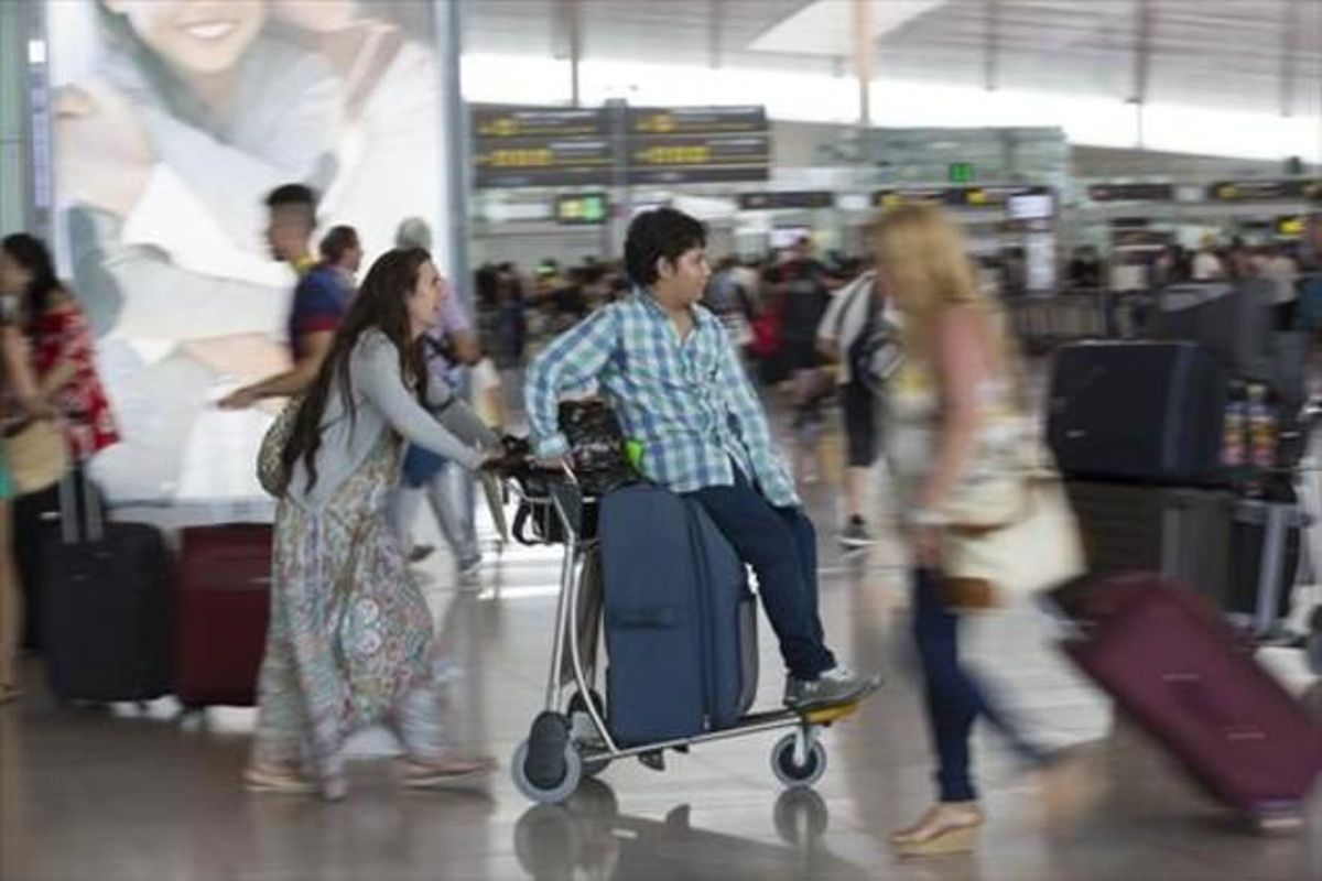 Pasajeros en el aeropuerto de Barcelona-El Prat. Pasajeros en el aeropuerto de Barcelona-El Prat.