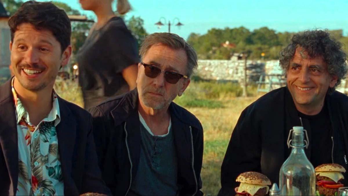  De izquierda a derecha, Gabe Klinger, Tim Roth y Jordi Costa, en un fotograma de ’La isla de Bergman’.