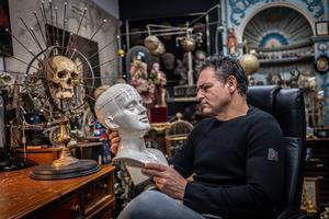 Víctor Gómez, en su particular ’wunderkammer’, sostiene una cerámica original de la fábrica sevillana de Carlos Pickman, diseñada por Marià Cubí y modelada por Picazo.