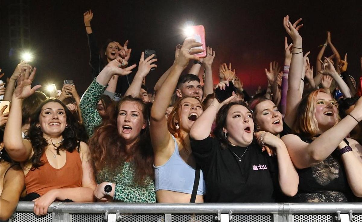 5.000 personas participan en un festival musical en Liverpool para analizar la transmisión del coronavirus.