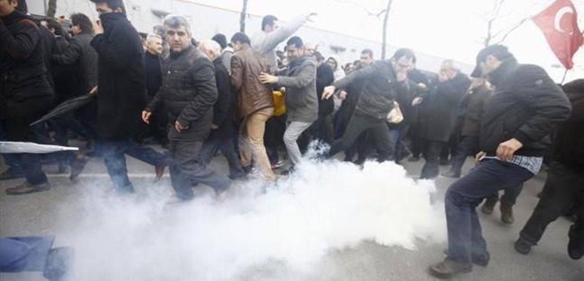 Gases lacrimógenos contra los manifestantes en Turquía a favor de ’Zaman’. Gases lacrimógenos contra los manifestantes en Turquía a favor de ’Zaman’.