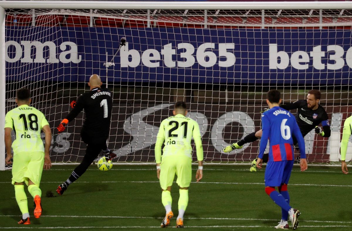 El portero del Eibar Dmitrovic lanza un penalti ante Oblak. El portero del Eibar Dmitrovic lanza un penalti ante Oblak.