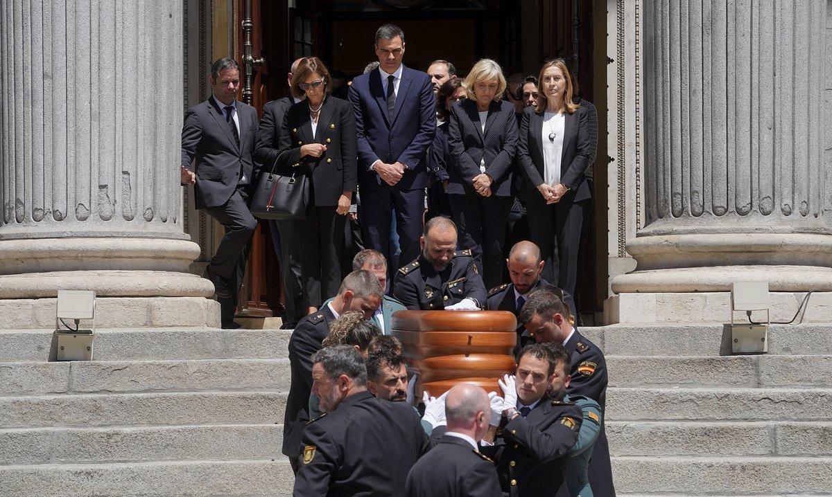 Salida de los restos mortales de Alfredo Pérez Rubalcaba del Congreso de los Diputados.
