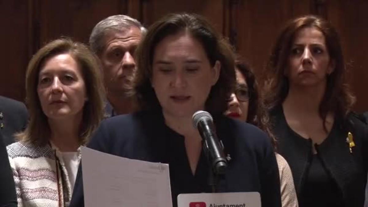 La alcaldesa Colau ha leído la declaración en la que Ayuntamiento de Barcelona acuerda también ’dar apoyo incondicional a las víctimas, muchas veces invisibles, de agresiones sexuales’.