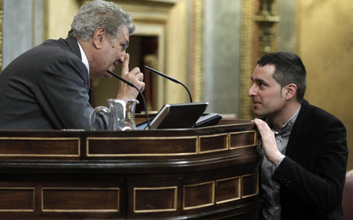 El diputado de Amaiur, Iker Urbina (derecha), conversa con el presidente de la Cámara baja, Jesús Posada (izquierda), antes de intervenir en la segunda sesión del debate sobre el estado de la nación.