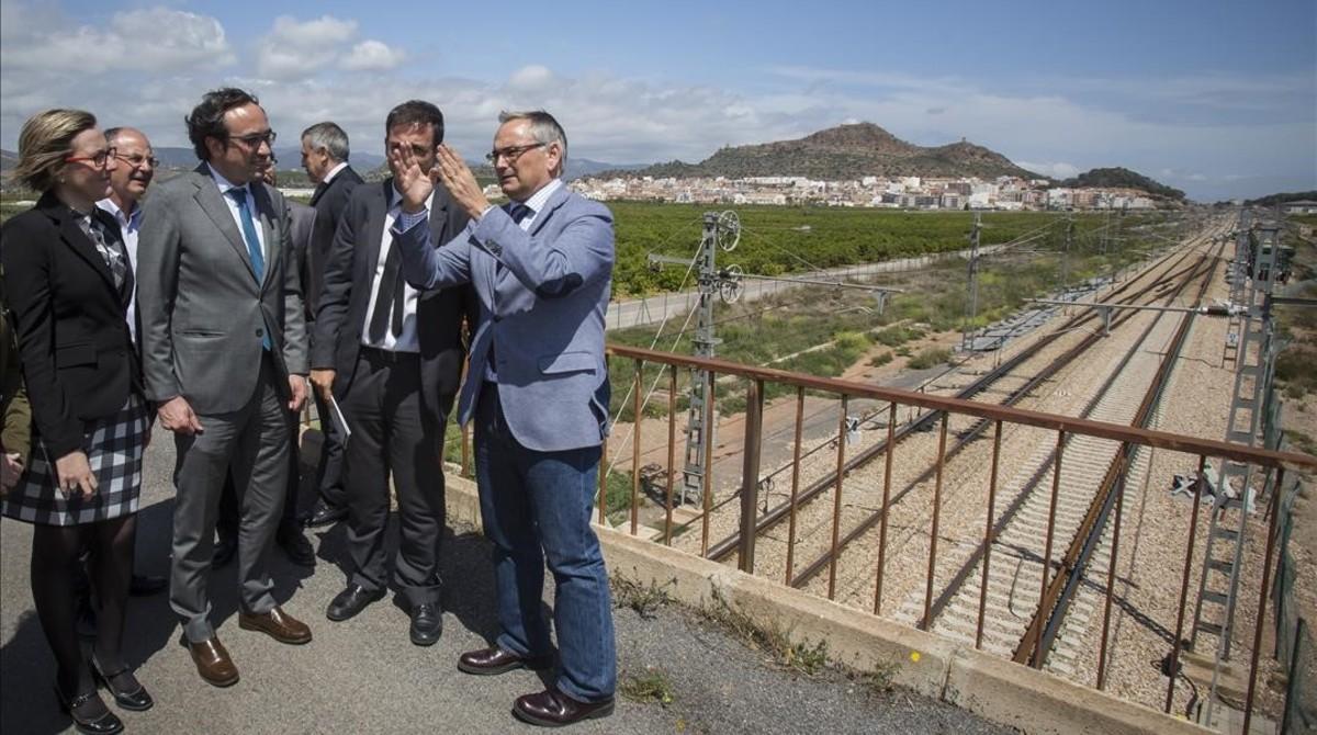 El conseller de Territori, Josep Rull, y la de Habitatge valenciana, Maria José Salvador, en las obras del corredor mediterráneo en Almenara, el pasado abril.