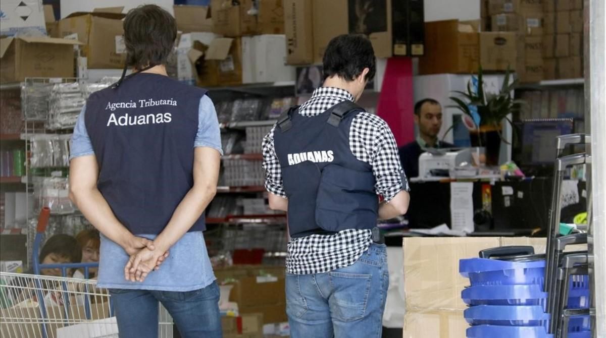 Agentes de la Agencia tributaria ejecutando labores de inspección en un polígono de Badalona en una imagen de archivo correspondiente a junio del 2017. Agentes de la Agencia tributaria ejecutando labores de inspección en un polígono de Badalona en una imagen de archivo correspondiente a junio del 2017.