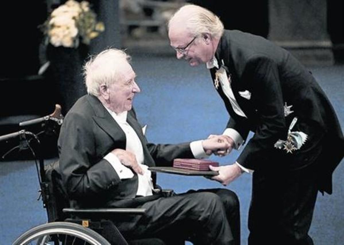 Tomas Tranströmer recibe el Nobel de manos del rey Carlos Gustavo de Suecia, en diciembre del 2011. Tomas Tranströmer recibe el Nobel de manos del rey Carlos Gustavo de Suecia, en diciembre del 2011.